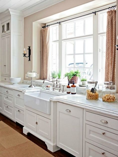 Sink Curtain, Ledge Decor, Kitchen Sink Window, Cottage Kitchen Cabinets, Kitchen Window Sill, White Marble Kitchen, Marble Countertops Kitchen, Curtain White, Kabinet Dapur