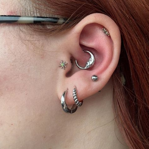 16G F-136 Titanium Moon man Daith Clicker, Hinged Septum Ring, Steel Septum Jewelry, Daith Hoop, Daith Earring 1.2*8/10mm  Material: The jewelry is crafted from ASTM F136 Titanium, making it hypoallergenic, lead-free, and nickel-free, ensuring maximum safety. Size: Bar thickness: 16g(1.2mm), Inner diameter: 8mm, 10mm. Color Options: Silver, Gold Package:  Sold Individually Multiple Usage: Can be used as a Nose Ring, Helix Hoop, Daith Earring, Conch Earring, Cartilage Hoop, Earlobe, Belly Button Girly Septum Piercing, Orbital Helix Piercing, Silver Daith Jewelry, Moon Daith Piercing, Silver Helix Piercing, Daith Piercing Silver, How To Make Hoop Earrings, 4 Piercings In Ear, Daith Piercing Jewelry Silver