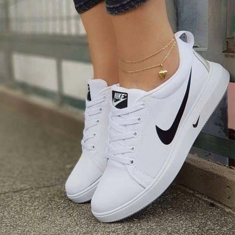 Shoes With Leggings, Kasut Wanita, Boty Nike, Skor Sneakers, Dress Shoes For Men, Tennis Shoes Outfit, Mens Tennis Shoes, Prince Eric, Legging Outfits