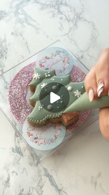 Christmas Tree Cookie Decorating Ideas, Ginger Bread Cookies Decorated, Christmas Iced Biscuits, Royal Icing Christmas Cookies Ideas Easy, Royal Frosting Christmas Cookies, Christmas Cookie Designs Royal Icing, Ornament Cookies Royal Icing, Hanukkah Cookies Decorated, Christmas Mini Cookies Decorated