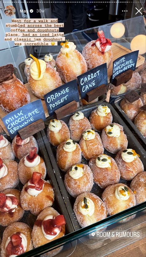 Gourmet Donuts Ideas, Cafe Pastries, Fancy Donuts, Donut Display, Pastry Display, Pastry Design, Comfort Desserts, Pastry And Bakery, Just Cakes