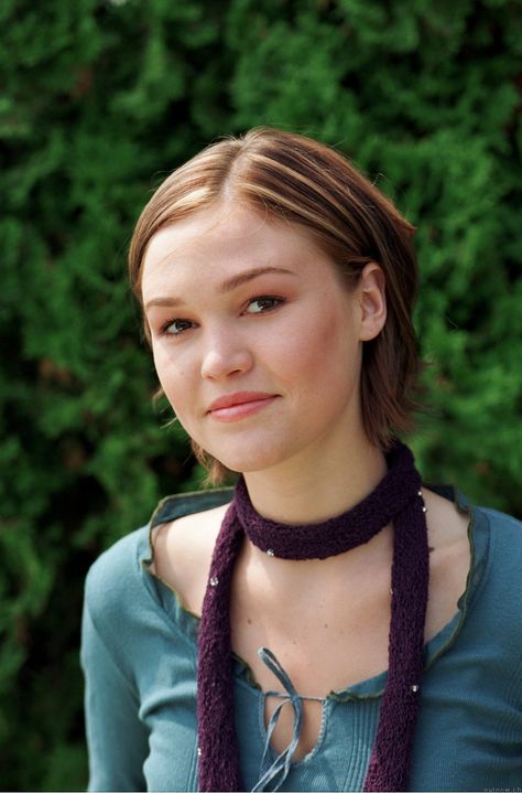 Julia Stiles Hair, Julia Stiles, Judi Dench, Wide Face, Classic Actresses, Shag Haircut, Paul Walker, American Actress, Cortes De Cabello Corto