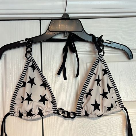 Brand New Blk & White Stars Bikini Top, Size Large W/ Blk Chain Detail! Cute Goth Bikinis, Cute Black Bathing Suits, Grunge Bathing Suits, Black Bikinis For Women, Black And White Bathing Suits, Grunge Swimsuit, Goth Beach Outfit, Goth Bathing Suit, Two Piece Swimsuit Bikinis