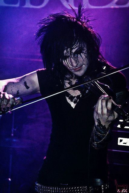 Jinxx from Black Veil Brides on the violin. Violin Vibrato, Jinxx Bvb, Jake Pitts, Playing Violin, Ashley Purdy, Andy Black, Fallen Angels, The Violin, Falling In Reverse