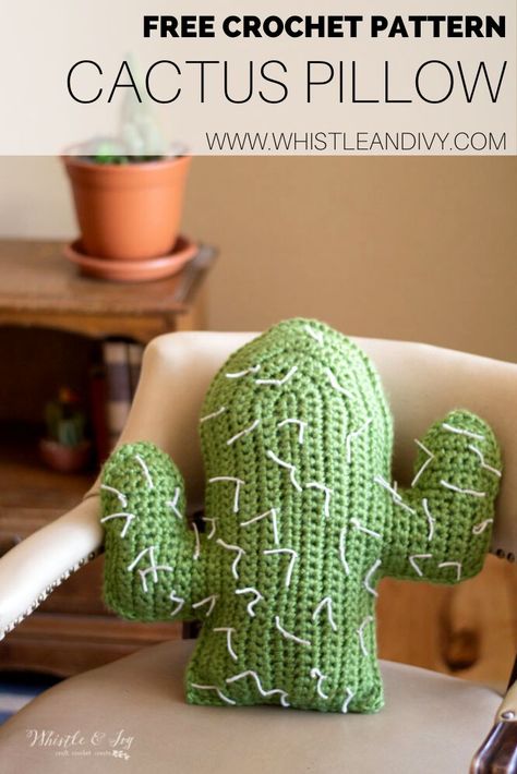 This darling crochet cactus pillow is a quick project made with chunky yarn. Make it for your boho desert room, summertime porch,  or for a teen's modern bedroom!  #crochetcactuspillow #crochetcactus #crochetpillow Cactus En Crochet, Cactus Throw Pillows, Cactus Pillow, Crochet Cactus, Crochet Pillow Pattern, Modern Crochet Patterns, Bernat Blanket Yarn, Crochet Gratis, Cactus Decor