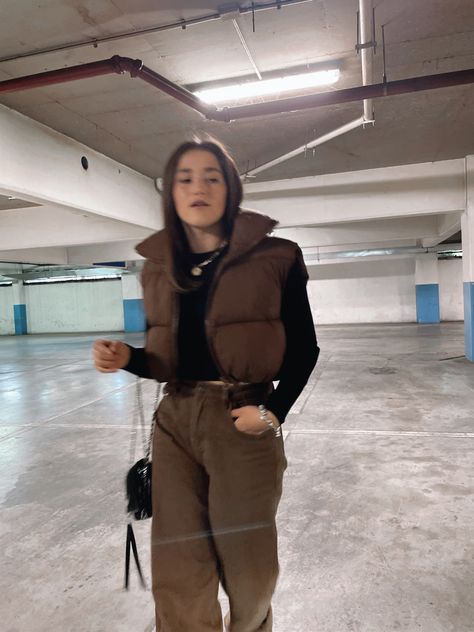 Padded Vest Outfit, Brown Puffer Vest Outfit, Vest Outfit Women, Puffer Vest Outfit, Outfit Brown, Brown Puffer, Vest Outfit, Padded Vest, Thrift Finds