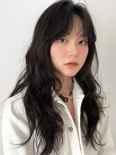 Korean perms: messy, soft wavy long hair with side bangs Korean Perm Wavy Hair, Korean Hairstyle For Long Face, Korean Haircut 2023, Cool Asian Hairstyle, Korean Female Haircut, Wavy Hime Haircut, Asian Hair Perm Medium Lengths, Korean Shaggy Haircut, Korean Root Perm