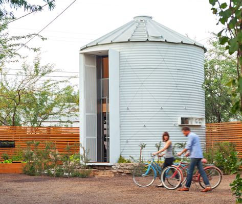 Silo Repurposed, Case Sotterranee, Grain Bin House, House Tokyo, Silo House, Grain Silo, Small Modern Home, Architecture Model Making, Tiny House Living