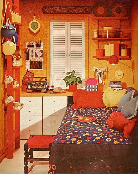 Seventeen Magazine, August 1971 70s Aesthetic Bedroom, 70s Rooms, 60s Bedroom, 70s Bedroom, 70s Room, Chambre Inspo, San Myshuno, Hanging Items, 70s Interior