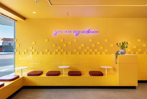 Yellow Restaurant Interior, Che Dessert, Dessert Cafe Interior, Yellow Restaurant, Interior Design Yellow, Restaurant Facade, Burger Design, Craft Spaces, Cafe Shop Design