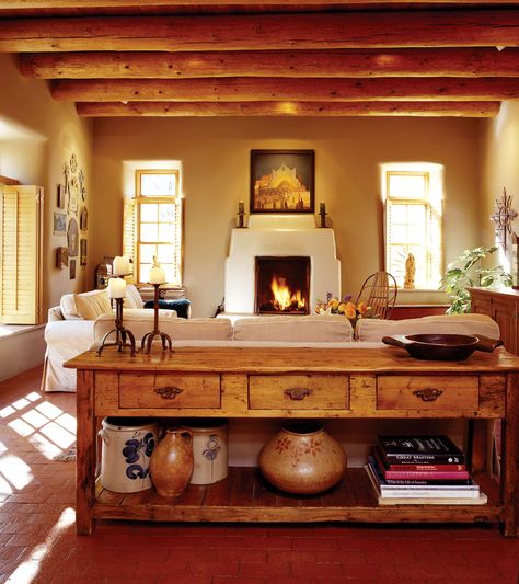 Santa Fe Living Room - Love this use of white and warm colors Santa Fe Living Room, Southwestern Interior Design, Santa Fe Interiors, Santa Fe Decor, Southwestern Interior, Southwest Living, Santa Fe Home, Southwestern Home Decor, New Mexico Homes