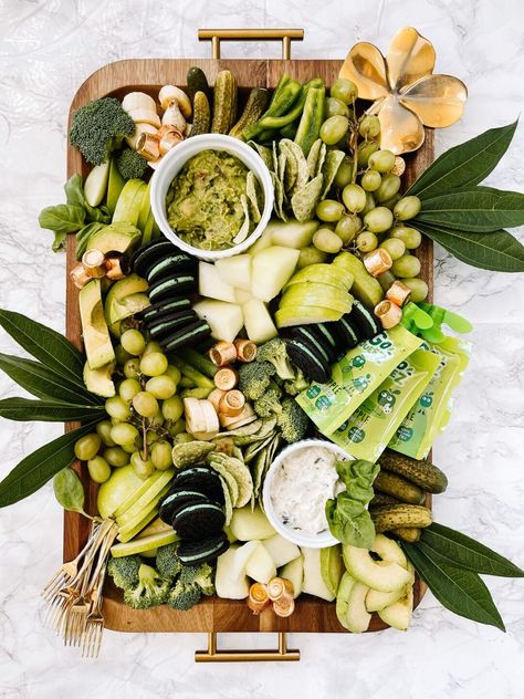 St. Patrick's Day Snack Platter - Green charcuterie board for St. Patrick's Day #greengrazingboard #charcuterieboard #snackboard - Green Food Party, Day Light Savings, St Patrick Day Snacks, Guacamole Chips, Green Snacks, Chocolate Mint Cookies, Charcuterie Board Ideas, Dessert Breakfast, Snack Platter