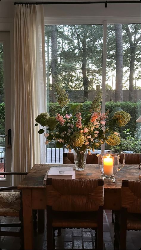 Dining Room Nancy Meyers, Nancy Meyers Aesthetic Dining Room, It’s Complicated House, Dining Table By Window, Nancy Meyers Dining Room, Nancy Meyers Interiors, Nancy Meyers Aesthetic, Flowers In Vases, Nancy Meyers