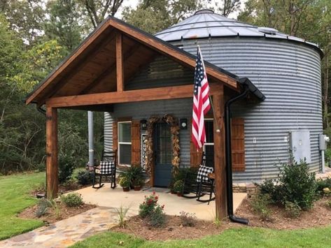 Probably one of the most unique rentals in the state, it’s a silo that’s been converted into a B&B. Grain Bin House, Silo House, Grain Silo, Cool Fire Pits, Home On The Range, Barn Style House, Metal Building, The Farmhouse, 4 People