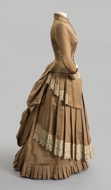 Rate the Dress: 1880s ribs, pleats, lace, and buttons - The Dreamstress 1820s Dress, Victorian Bustle, Southern Belle Dress, Victorian Era Fashion, 1880s Fashion, Ball Gown Dress, 1800s Fashion, Bustle Dress, Victorian Costume