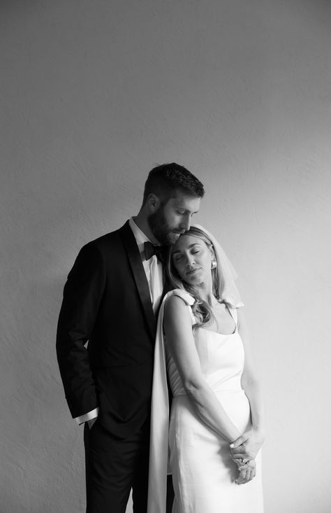 In Studio Wedding Portraits, Bride And Groom Studio Photoshoot, Minimalist Wedding Photoshoot, Studio Wedding Pictures, Short Bride Tall Groom Pictures, Studio Bridal Portraits Couple, Modern Wedding Poses, Editorial Bride And Groom Portraits, Indoor Wedding Ceremony Photos