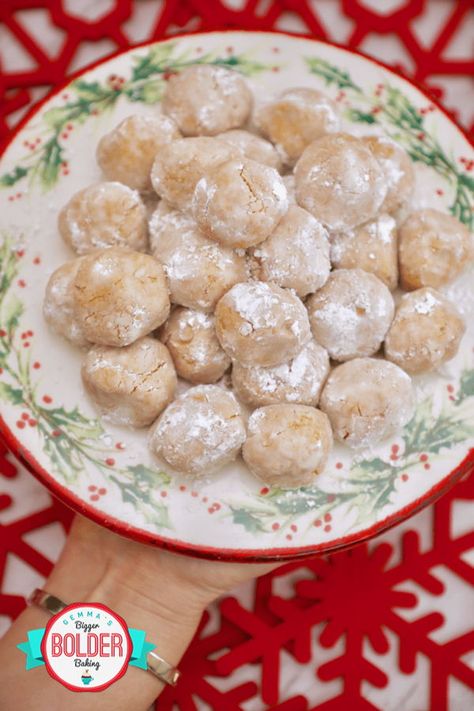 No Bake Peanut Butter Snowballs! Like classic snowballs — with a peanut butter twist! It's a bonus that they're no bake, too. #nobake #snowballs #peanutbutter #peanutbuttercookies #holidaycookies Butter Ball Cookies, Butter Ball Cookies Recipe, Peanut Butter Ball, Butterball Cookies, Cookie Balls Recipe, Ball Cookies, Snowball Cookie Recipe, Christmas Baking Cookies, Bigger Bolder Baking