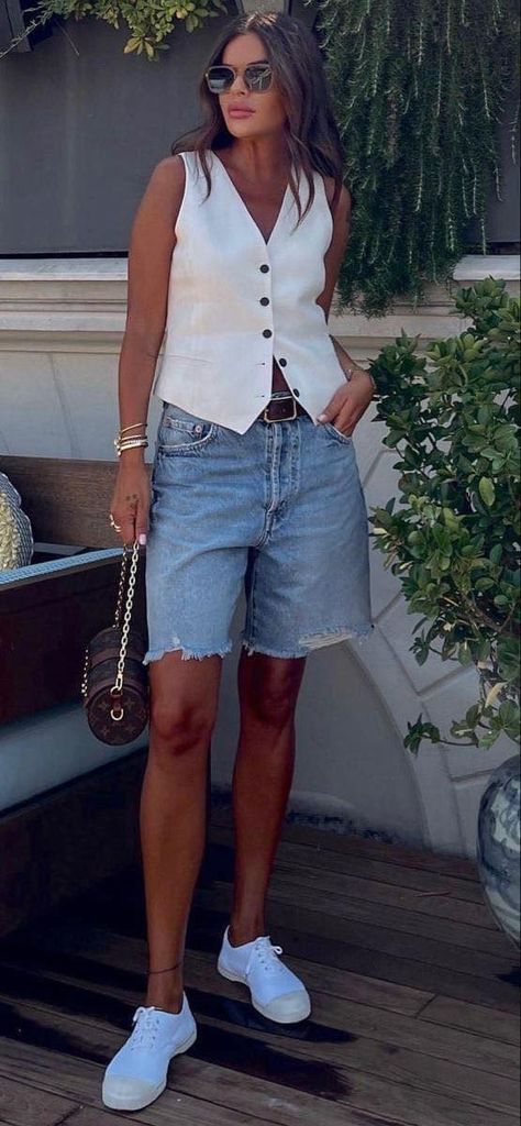 Facebook Denim Short Street Style, Weekend Outfits For Women Summer 2023, Shorts And Vest Outfit Summer, Street Style Summer Outfits Inspiration 2023, 2024 Summer Street Style, Summer 2023 Fashion Trends Street Style, Denim Bermuda Shorts Outfit Street Style, Summer Outfits 2024 Women, Outfit Verano 2020