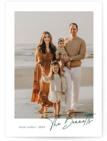 A sweetly sophisticated holiday photo card featuring your family name Beach Christmas Mini Session, Holiday Cards With Family Photos, Holiday Cards Pictures Family Photos, Christmas Card Ideas For Families, Holiday Card Photo Ideas, Christmas Card Family Photos, Beach Christmas Card Photo, Photo Christmas Card Ideas, Holiday Picture Outfit