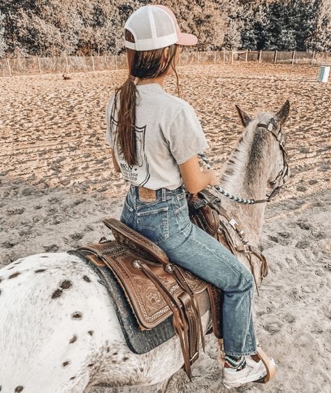 Gift Ideas For Siblings, Vsco Christmas, Ideas For Girlfriend Gift, Country Girl Aesthetic, Mode Country, Girlfriend Gift Ideas, Trajes Country, Foto Cowgirl, Cute Cowgirl Outfits