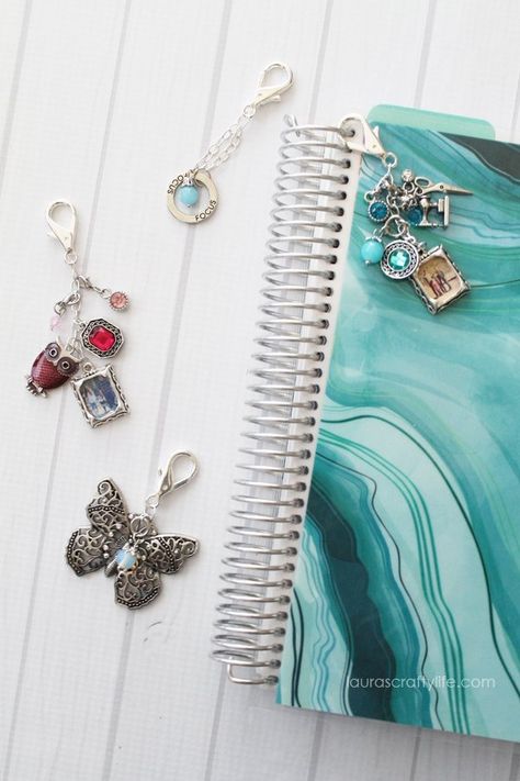 How to Make Planner Charms Make Planner, Diy Bag Charm, Journal Charms, Purse Charms Diy, How To Make Planner, Emily Ley, Planner Charms, Planner Decorating, Photo Charms