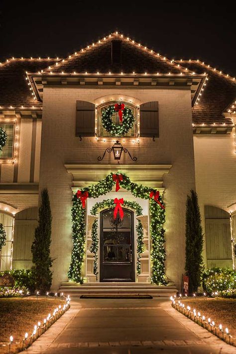 Christmas Lights House Outdoor, Christmas Mansion Decoration, Mansion Christmas Decor Outside, Christmas Outdoor Lights House, Christmas House Lights Ideas, Christmas House Decor Outdoor Lighting Ideas, Red Christmas Lights On House, Cute Christmas Lights Outdoor, Christmas Lights Outdoor Ideas House