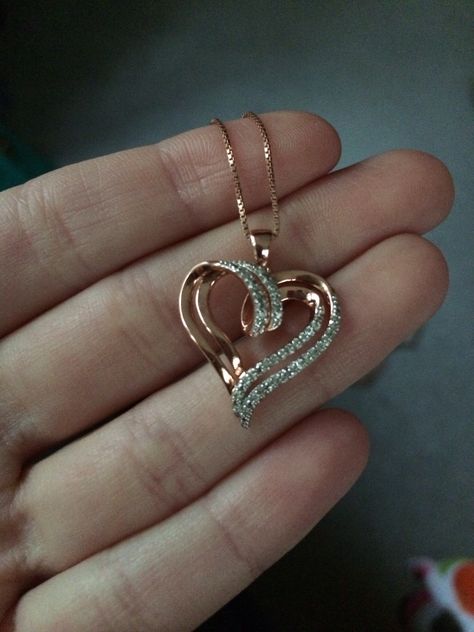 Wonderful rose gold and diamond heart pendent, perfect valentines gift Heart Pendent Designs Gold, Locket Designs Pendants Gold, Gold Pendant Designs For Women, Pendent Set Gold, Necklace Design Ideas, Gold Necklace Design, Women Gold Necklace, Estilo Madison Beer, Heart Pendent