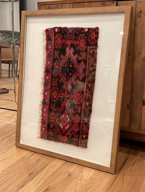 Rug On The Wall, Framed Rug, Old Door Decor, How To Install Baseboards, Simple Diys, Weaving Diy, Arabic Decor, Diy Shadow Box, India Home Decor