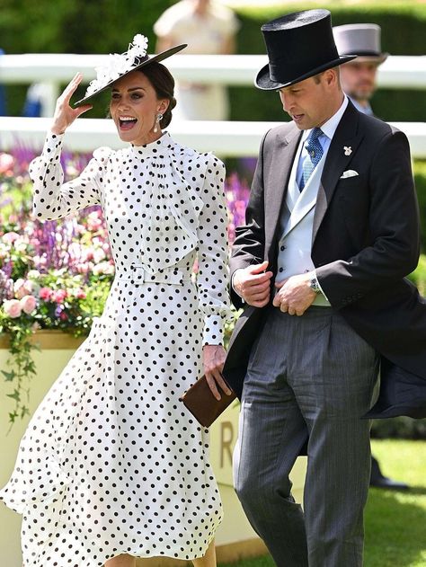 Royal Ascot Fashion, Outfits Timeless, Kate Middleton Queen, Ascot Style, Kate Fashion, Gorgeous Images, Herzogin Von Cambridge, Princesse Kate Middleton, Official Dresses