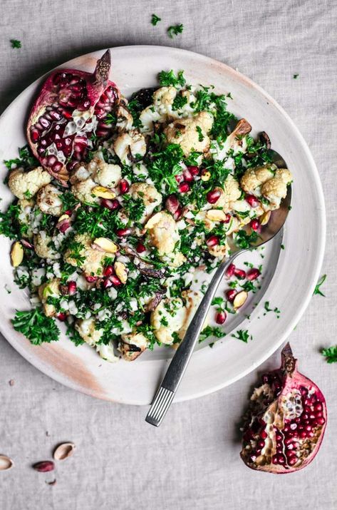 Cauliflower Pomegranate, Yotam Ottolenghi Recipes, Roasted Cauliflower Salad, Pistachio Salad, Ottolenghi Recipes, Diner Recept, Hearty Salads, Cauliflower Salad, Best Salad Recipes