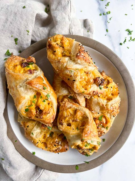 Scrambled Egg Puff Pastry, Egg Puff Recipe, Homemade Marzipan, Puff Pastry Bundles, Puff Pastry Breakfast, Simple Scrambled Eggs, Pastry Breakfast, Casserole Ideas, Marzipan Recipe