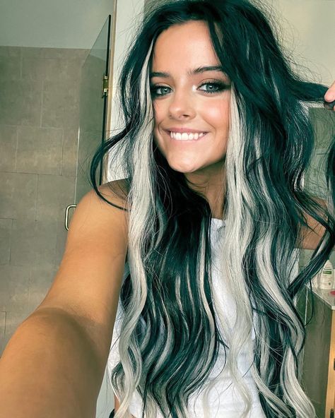 Jessie Murph, Black And White Hair, Concert Hairstyles, Hair Color Underneath, Brunette Hair With Highlights, Estilo Rock, Dye Colors, Very Short Hair, Tone Hair