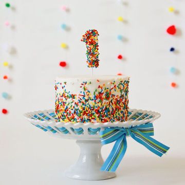 To make this 6-inch smash cake by Ashlee Marie, cover a white round cake with sprinkles, leaving the top plain. Use a number one-shaped cookie cutter on fondant, paint with clear vanilla, cover with sprinkles and let it dry overnight. Primary Color Birthday Cake, Colorful First Birthday Boy, Classic Birthday Party Decorations, Colorful Smash Cake, Sprinkle Party, Smash Cake Boy, Baby Boy Cakes, A Birthday Cake, Sprinkle Cake