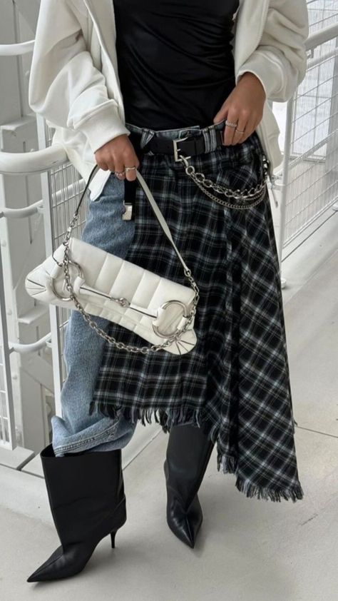 Outfit Ideas Street Style, Ropa Upcycling, Estilo Grunge, Skirt Trends, Fashion White, Layered Fashion, Street Style Fashion, Eclectic Fashion, Plaid Skirt