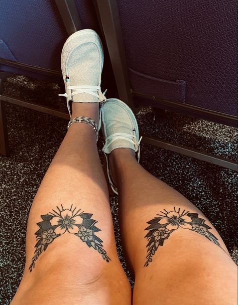 Lower Knee Tattoos Women, Under Knee Tats, Knee Cuff Tattoo, Tattoo Under Knee Woman, Tattoos Under Knee, Daisy Knee Tattoo, Flower Above Knee Tattoo, Butterfly Under Knee Tattoo, Knee Shin Tattoo