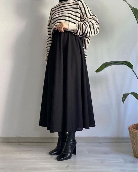 Dark Feminine Outfits Hijab, Long Skirt Outfits For Summer Hijab, Hijabi Fashion Summer, Muslimah Fashion Casual, Stylish Outfits Casual, Outfit Hijab Casual, Hijab Fashion Summer, Muslim Outfits Casual, Muslim Fashion Hijab Outfits