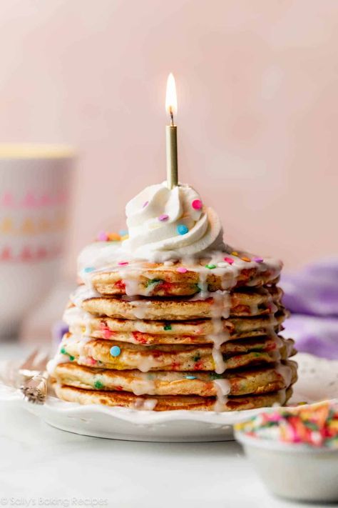 Vanilla Icing Recipe, Birthday Cake Pancakes, Birthday Pancakes, Rainbow Pancakes, Cake Pancakes, Healthy Birthday, Freeze Pancakes, Pancake Cake, Pancake Recipe Buttermilk