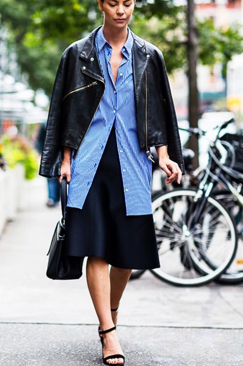 The Genius New Way to Wear Your Button-Down Shirt via @WhoWhatWearUK Shirt Styling, Womens Streetwear, Transitional Dressing, Stage Costume, Women Street, Jacket Long, Street Style Inspiration, Luxe Fashion, Palm Oil