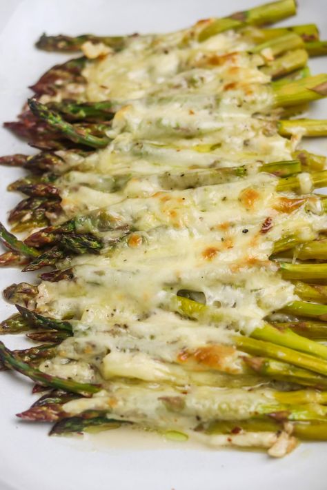 Cheesy Baked Asparagus, Asparagus With Cheese, Quick Dinner Sides, Cheese Asparagus, Cheesy Asparagus, Fast Healthy Dinner, Asparagus Recipes, Bacon Brussel Sprouts, Baked Asparagus