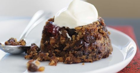 These sensational puddings are the perfect end to Christmas dinner. Best Christmas Pudding Recipe, Individual Christmas Desserts, Christmas Sauce, Quick Christmas Dessert, Christmas Pudding Recipes, Christmas Dessert Recipes, Christmas Puddings, Best Christmas Desserts, Pumpkin Pecan Pie