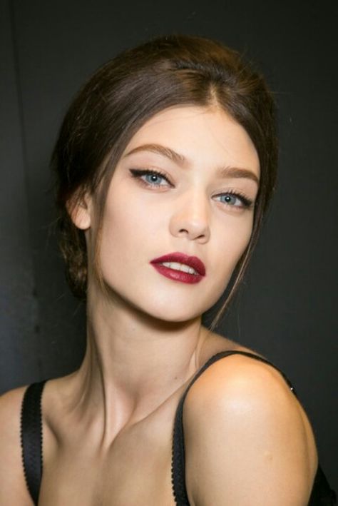 8 Diana Moldovan, Fashion Week Backstage, Vlasové Trendy, Cat Eye Makeup, Runway Makeup, Beauty Make-up, Slicked Back Hair, Sleek Hairstyles, Red Lip