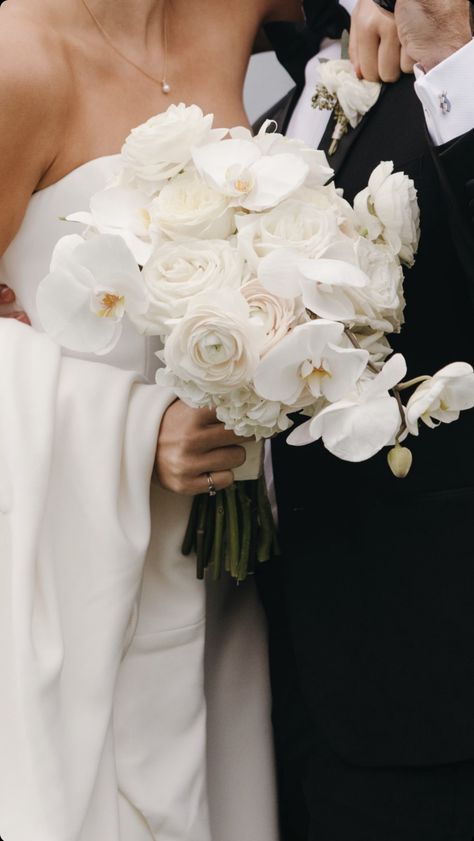 Simple And Elegant Wedding Bouquet, Modern Chic Wedding Bouquet, White Bride Bouquets Elegant, Bride Bouquets Ideas, Aesthetic Bridal Bouquet, Elegant White Wedding Bouquets, Organic Bridesmaid Bouquet, White Flowers For Wedding Bouquet, Hailey Bieber Wedding Bouquet