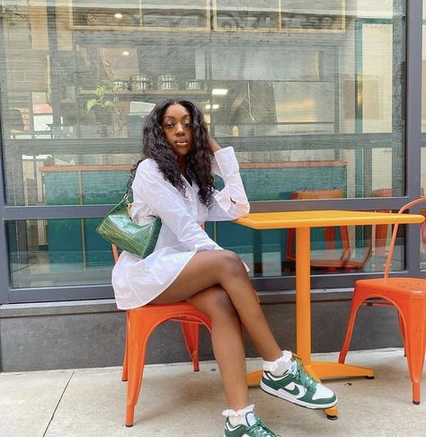 green nikes nike shoes outfit white long sleeve button up dress green bag shoulder bag purse lunch city fit fashion inspo Michigan State Dunks, Green Purse Outfit, Green Nikes, Green Bag Outfit, Nike Shoes Outfit, Nike Dunks Outfit, Paris Summer Outfits, Green Dress Outfit, Long Sleeve Button Up Dress