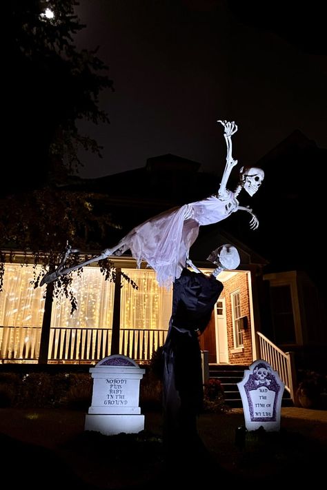 You'll Have the Time of Your Life Looking at This Dirty Dancing Halloween Lawn Decor Funny Halloween Lawn Decorations, Skeleton Lawn Decorations, Skeleton House Halloween, Halloween Lawn Decor, Scary Halloween Decorations Outdoor Diy, Skeleton Pics, Halloween Lawn Decorations, Joseph Lee, Skeleton Decor