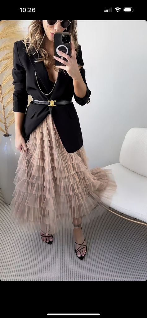 Tulle Skirt Outfit Winter, What To Wear To Church, Tulle Skirt Outfit, Photo Glamour, Tulle Skirts Outfit, Interview Outfits, Autumn Clothes, Interview Outfit, Funky Fashion