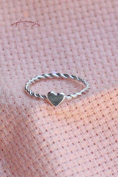 Silver Benefits, Hand Jewelry Rings, Twisted Heart, Pretty Jewelry Necklaces, Silver Ring Designs, Girly Accessories, Wound Healing, Classy Jewelry, Fancy Jewellery