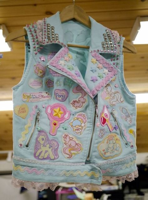 Pastel punk vest Battle Jackets, Fairy Kei Fashion, Punk Rock Grunge, Pastel Punk, Denim Vests, Battle Jacket, Pastel Fashion, Rock Punk, Imagine Dragons