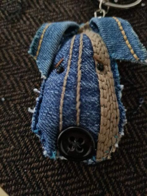 Things To Make Out Of Jeans, Denim Scraps Ideas, Denim Ornaments, Denim Keychain, Denim Sewing, Denim Sewing Projects, Denim Crafts Diy, Blue Jeans Crafts, Denim Art