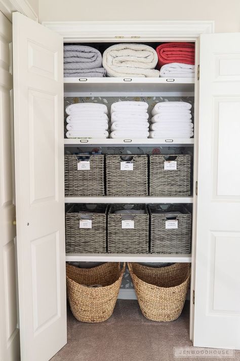 Linen Closet Organization - How to organize your linen closet Organiser Son Dressing, Airing Cupboard, Organizar Closet, Organized Closet, House Organisation, Linen Cupboard, Hemma Diy, Linen Closet Organization, Bathroom Closet