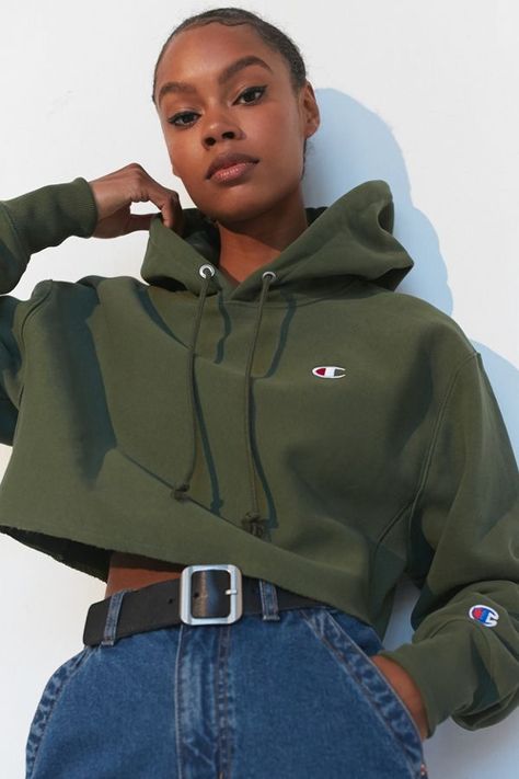 Champion Hoodie Aesthetic, Cropped Hoodie Aesthetic, Cropped Sweatshirt Outfit, Cropped Hoodie Outfit, Hoddies Outfits, Big Hoodies, Short Hoodie, Hoodie Aesthetic, Crop Top Hoodie